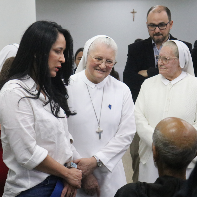 Primeira-dama do Estado de São Paulo, Cristiane Freitas, realiza visita ao Santa e entrega agasalhos a pacientes